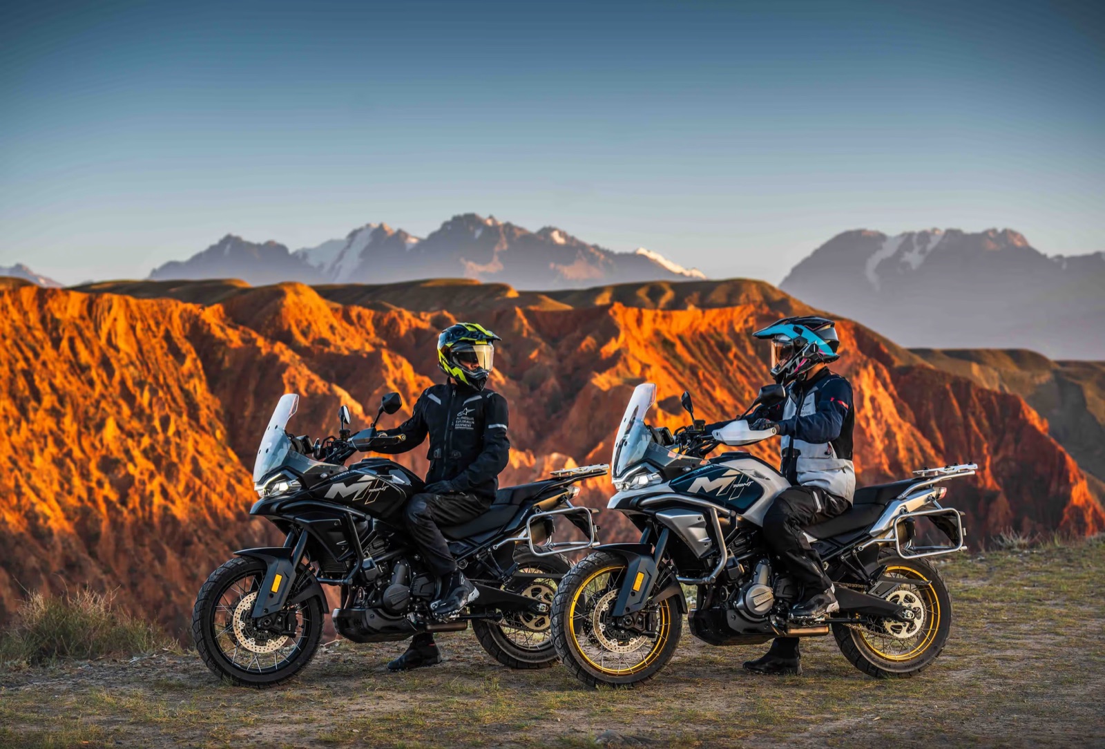 Dos motos CFMOTO 700MT en un cañón al atardecer