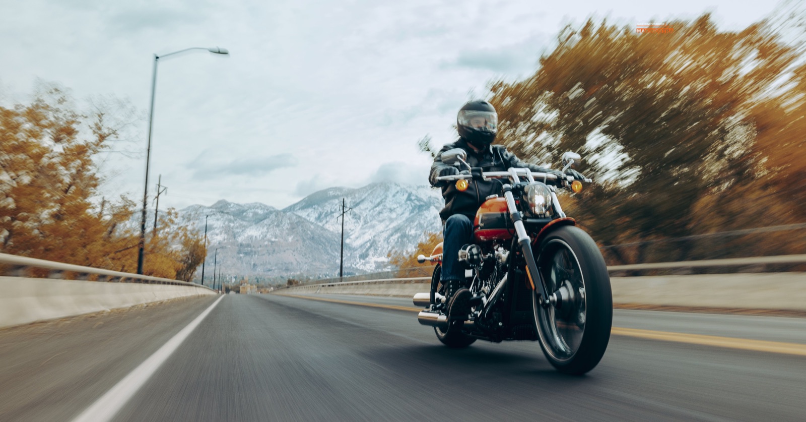 Harley-Davidson Breakout en carretera de montaña