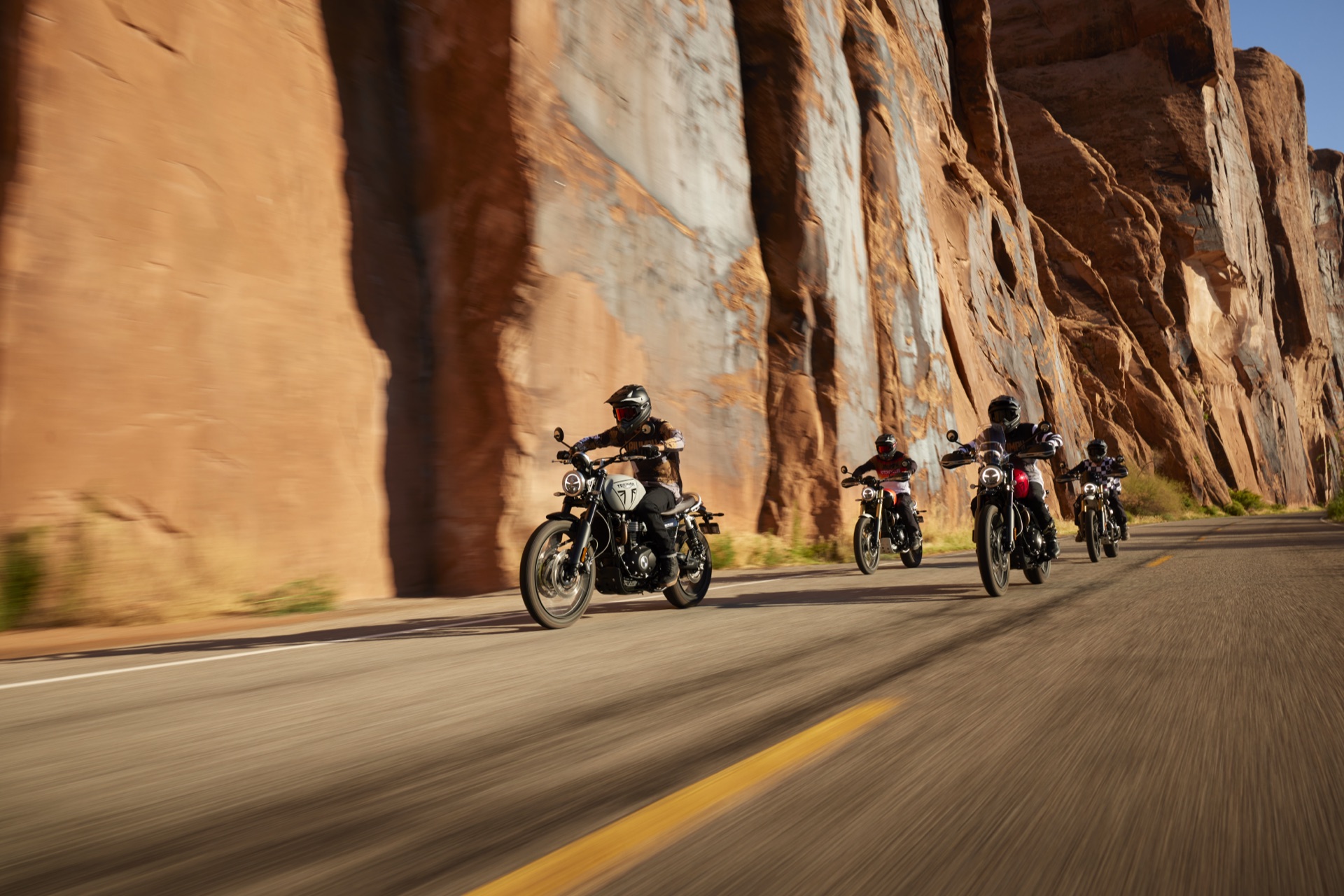 Moto Triumph al atardecer junto al mar
