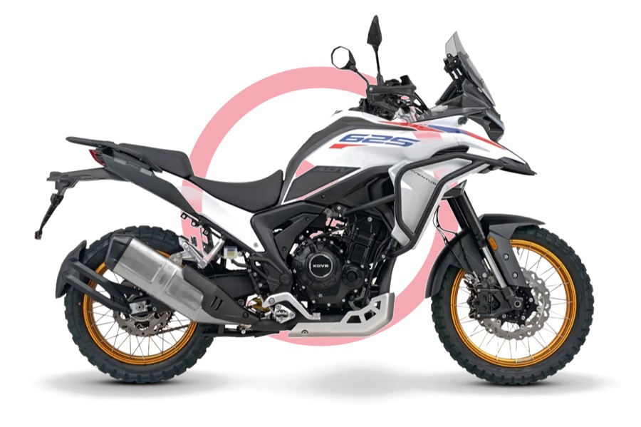 Moto de estudio sobre fondo blanco
