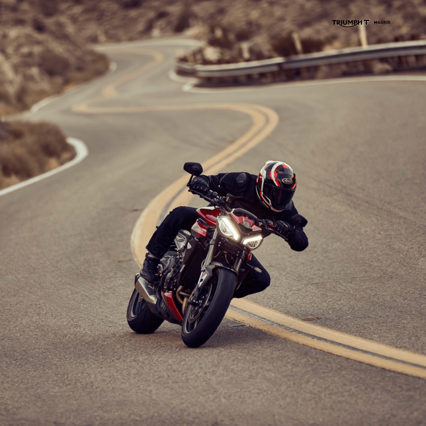 Triumph Street Triple trazando una curva