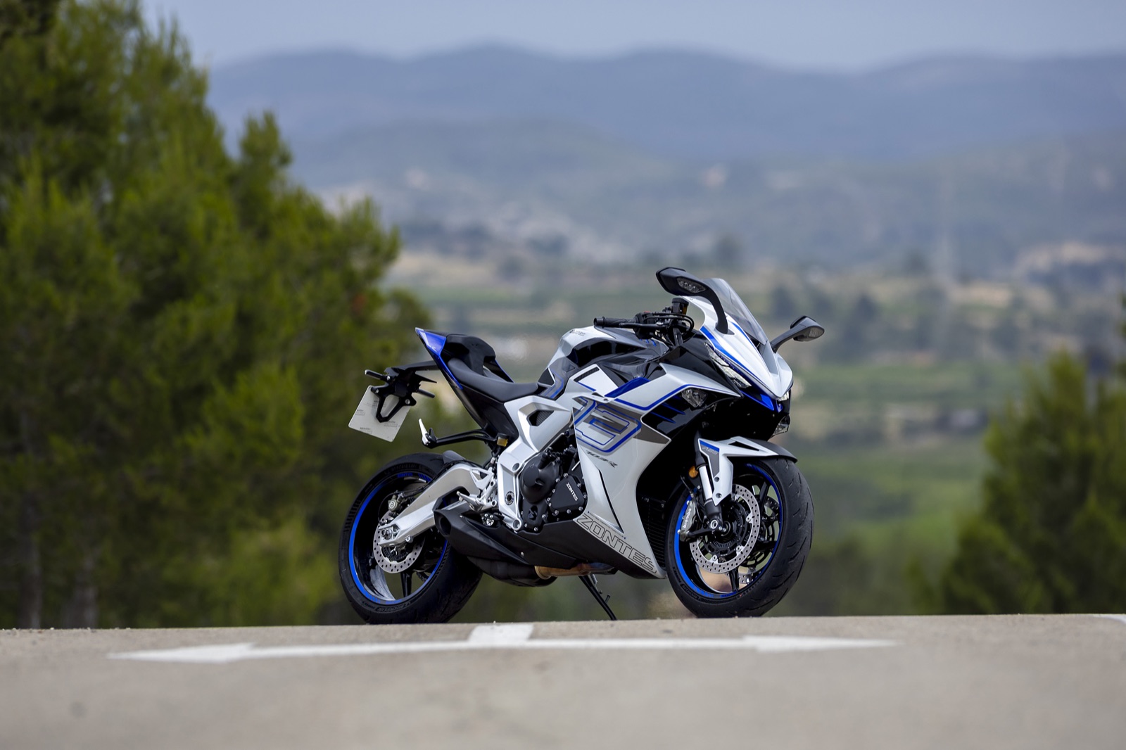Zontes 703RR en carretera de campo